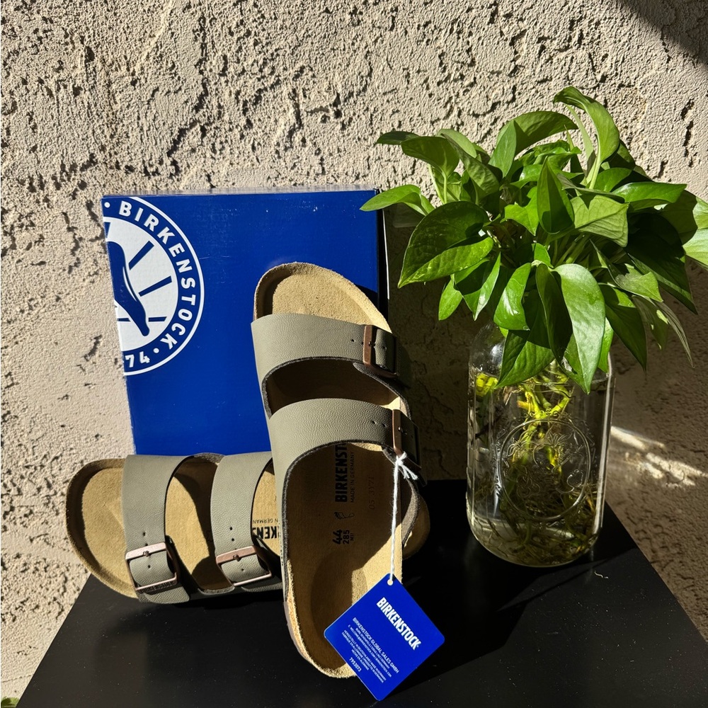 Brand new Birkenstock Arizona sandals - men’s size 11 (EU 44)-regular fit- stone